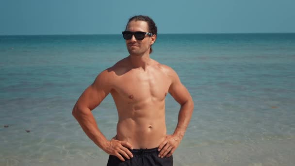 Hombre Caliente Con Cuerpo Muscular Para Playa Posando Para Cámara — Vídeo de stock