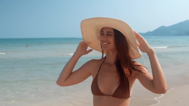 Красивая Стройная Женщина Стоит Пляже Позируя Перед Камерой Пляжный Отдых — стоковое видео
