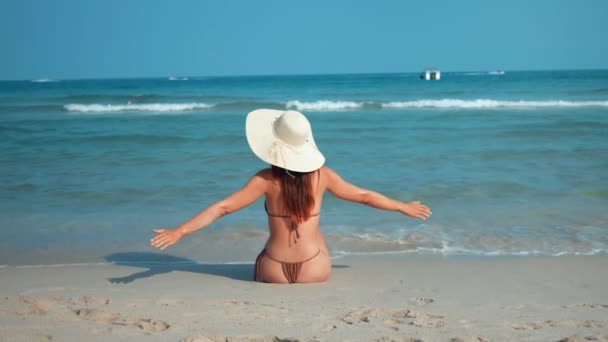여자는 수영복과 생활의 편안한 아름다움에 해변에 부드러운 애정과 따뜻한 해변에 — 비디오