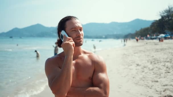 Особа Сонячний Пляж Розмовляє Телефоном Обговорюючи Бізнес Концепцію Пляжного Бізнесу — стокове відео