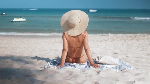 가장자리 비키니에 해변에 모자에 바람에 파도의 해변에서 여자의 — 비디오