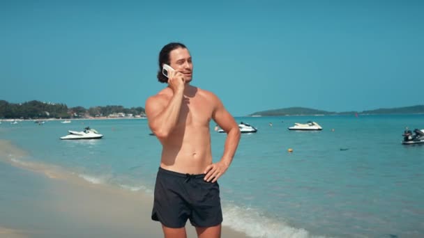 Солнечные Просторы Пляжа Человек Говорит Телефону Бизнес Обсуждения Концепции Побочного — стоковое видео