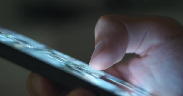 Rolagens Mão Através Conteúdo Smartphone Escuro Mostrando Tecnologia Seu Vídeo — Vídeo de Stock
