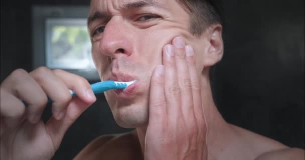 Крупный План Человека Чистящего Зубы Перед Зеркалом Ванной Ощущение Сильной — стоковое видео