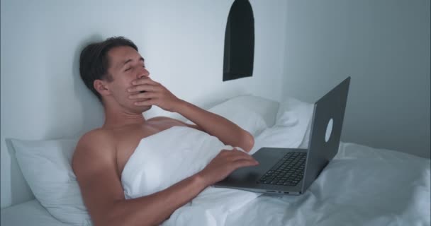 Muž Ležící Posteli Pracuje Notebooku Zavírání Notebooku Dává Pracovní Pauzu — Stock video