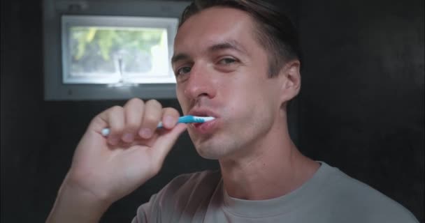 Мужские Зубы Чистки Крупным Планом Первый Шаг Здоровью Зубов Десен — стоковое видео