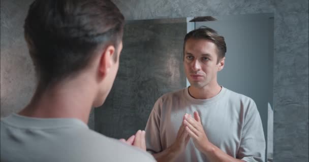 Hombre Baño Mirando Espejo Aplica Crema Hidratante Para Importancia Cara — Vídeos de Stock