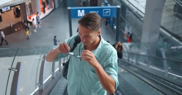 男人把眼镜放在楼下的自动扶梯上 电梯下降标志着旅程 眼镜意味着开始旅程 电梯的旅程 视觉人探索 隐喻的生活 旅行现代城市环境 — 图库视频影像