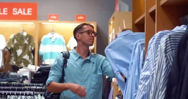 Erkek Gözlükleri Sırt Çantası Gömleğini Sergiden Alıyor Görünüşünü Hazırlıyor Her — Stok video