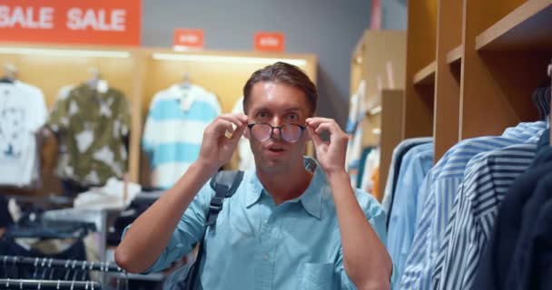 Herrenbekleidungsgeschäft Nimmt Brille Freut Sich Über Erfolgreichen Fund Freude Über — Stockvideo