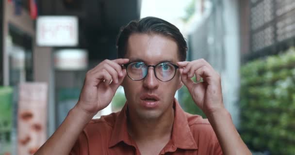 Mannen Glasögon Uppnår Oväntat Vinna Spontana Ögonblick Framgång Överraskande Glädje — Stockvideo