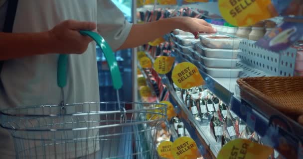 Man Med Korg Livsmedelsbutik Undersöker Köttbricka Lägger Tillbaka Hyllan Hälsosam — Stockvideo