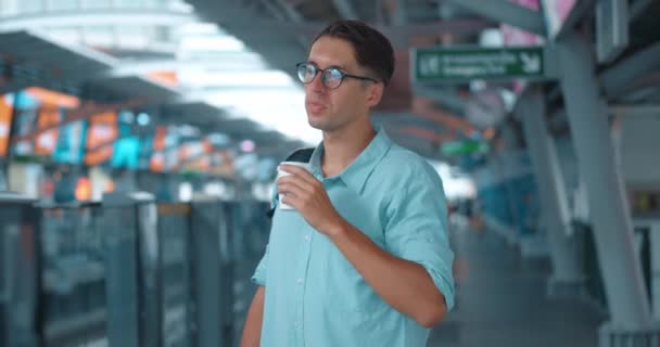 Erkek Gözlükleri Sırt Çantaları Içkileri Yudumlamak Treni Beklemek Şehir Hayatının — Stok video