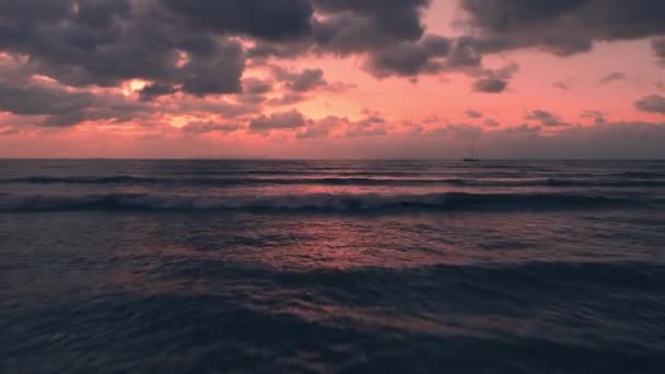 在大海中 夕阳西下 洋溢着生气勃勃的橙色 每一次海上的落日都是热带美景的独特的庆祝活动 它散发出平静的落日 使重要的能量得到了丰富和恢复 — 图库视频影像