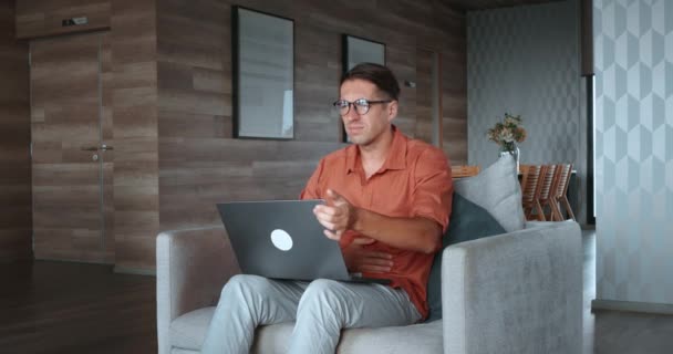 Ein Mann Stuhl Laptop Plötzlich Fühlt Bauchschmerzen Signalisiert Gesundheitsproblem Sofortige — Stockvideo