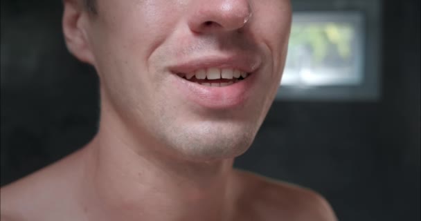 Hombre Confiado Cerca Baño Mostrando Sonrisa Deslumbrante Dientes Blancos Como — Vídeos de Stock