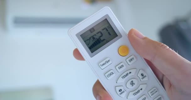 Detailní Záběr Ruky Stiskne Tlačítka Ovládacím Panelu Moderního Klimatizátoru Vzduchu — Stock video