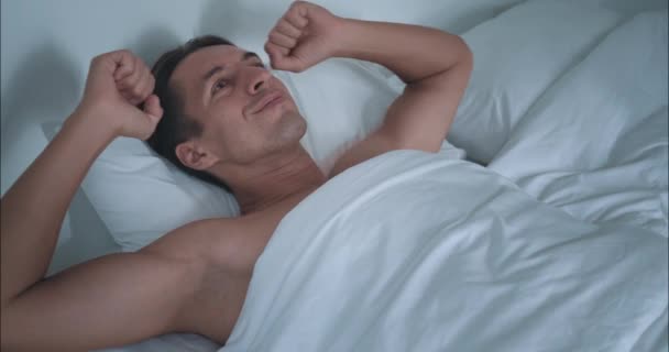 Ранковий Настрій Збуджує Людину Задоволенням Розтягується Виходить Ліжка Доброго Ранку — стокове відео