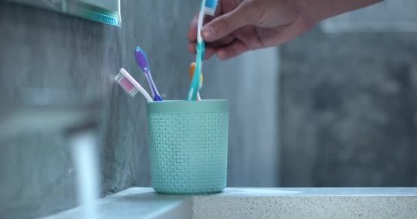 Die Vollständige Zahnreinigung Hand Gibt Zahnbürste Becher Ritual Der Zahnhygiene — Stockvideo