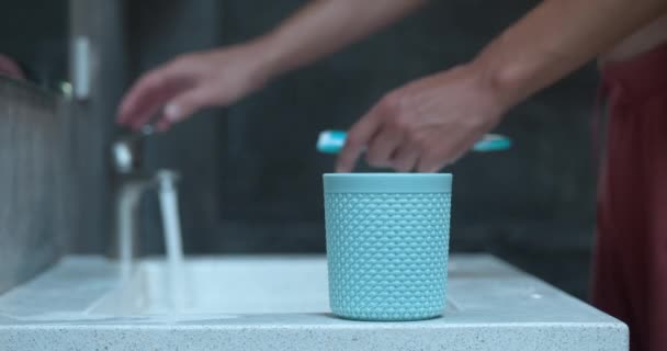 Человеческая Рука Держащая Зубную Щетку Промыть Проточной Водой Поддержания Гигиены — стоковое видео