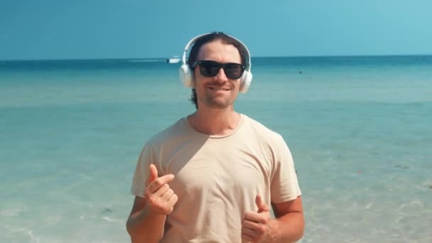 Hudba Sluchátkách Pláži Oceánu Pozadí Muž Poslech Hudby Sluchátkách Vychutnává — Stock video