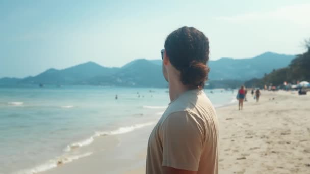 Contro Spiaggia Tropicale Uomo Trova Conforto Sulla Spiaggia Crogiolandosi Nel — Video Stock