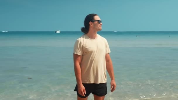 Piedi Con Fiducia Sulla Spiaggia Uomo Posa Momenti Tranquilli Uomo — Video Stock