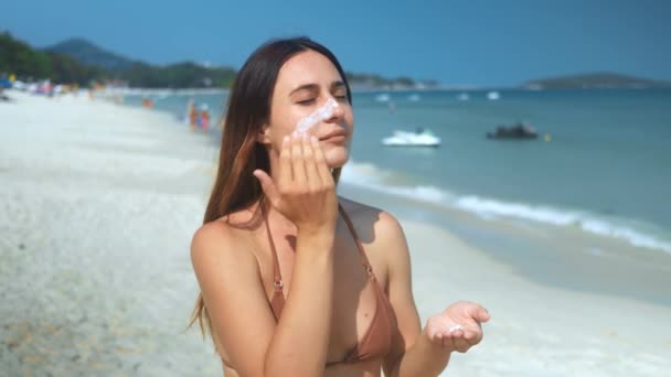Mujer Playa Tropical Aplicando Protector Solar Para Cara Protegiendo Piel — Vídeo de stock