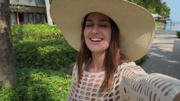 Mujer Video Bloguero Sombrero Registra Teléfono Envía Saludos Los Seguidores — Vídeos de Stock