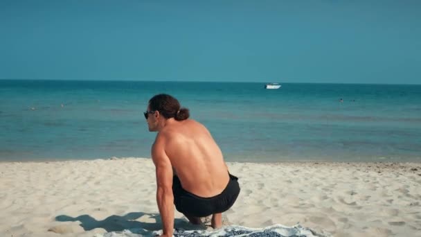 Der Mensch Sitzt Sandstrand Und Sucht Entspannung Und Entspannung Tropische — Stockvideo
