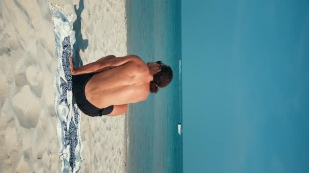 Seduto Sulla Spiaggia Sabbiosa Uomo Rilassarsi Video Verticale Ambiente Tranquillo — Video Stock