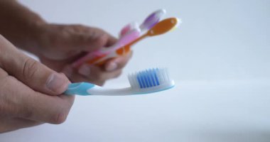 Bir elinde tek bir mavi plastik fırça, diğerinde ise rengarenk birkaç fırça var. Bu da seçimleri sembolize ediyor. Sahne, günlük seçimlerin, bilinçli seçimler yapmanın önemini temsil eder.
