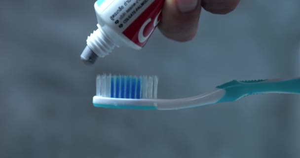 Hand Drückt Kleine Menge Zahnpasta Zahnbürste Grundlegender Schritt Zur Erhaltung — Stockvideo