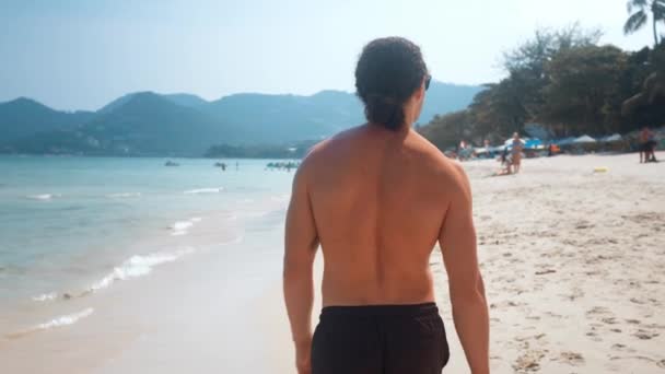 Прогулянка Уздовж Узбережжя Красивий Чоловік Випромінює Впевненість Собі Його Впевненість — стокове відео