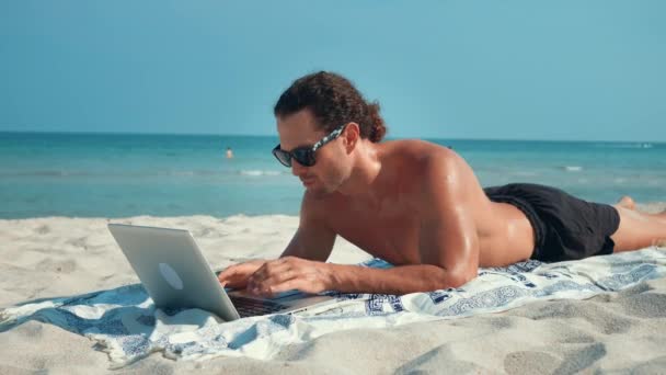 Geschäftsmann Der Den Sommerferien Laptop Arbeitet Gegen Geräusche Surft Männlich — Stockvideo