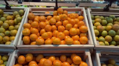 Bangkok, Tayland - 02 Şubat 2024. Mandalina, ahşap sandık, market tezgahı, alışveriş deneyimini ön plana çıkarıyor. Alışveriş reklamları için mükemmel, video çekimleri taze ürün alışverişi için gerekli.