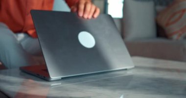 Girişimci bugün için tüm işleri tamamlayarak işini bitirdi. Adam dikkatlice bilgisayarı kapattı ve bilgisayarda çalışmak için gözlüklerini çıkardı. İşadamı tüm hedeflere ulaşarak işi başarıyla tamamladı.