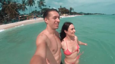 Dalgalar üzerlerine çöktüğünde sevgi dolu çift denizde neşe ve aile eğlencesi bulur. Bu birlik ve sevgi anı, sahildeki aile eğlencesini anlatıyor. Gelecekteki aile eğlencesini inşa ediyor.