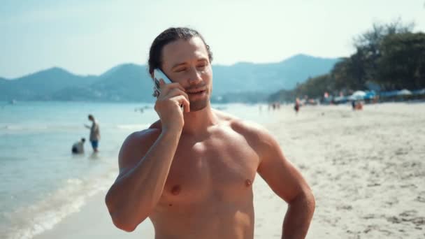 Persona Sulla Spiaggia Soleggiata Colloqui Telefono Affari Concetto Condurre Affari — Video Stock