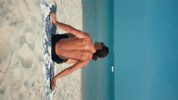Verticale Video Man Zittend Onder Zon Het Strand Met Gouden — Stockvideo