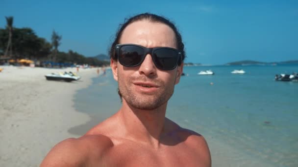 Glücklicher Mann Mit Sonnenbrille Macht Urlaub Ein Selfie Telefon Blogger — Stockvideo