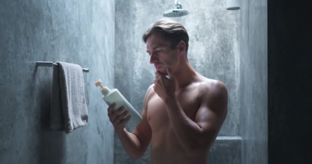 Mužská Sprcha Zkoumá Etikety Lahve Vypadá Jako Kamera Zaměřte Produkty — Stock video