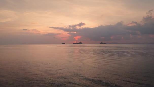 Nekonečný Povrch Oceánů Splývá Oranžovou Ranní Oblohou Svědčí Nádheře Přírody — Stock video