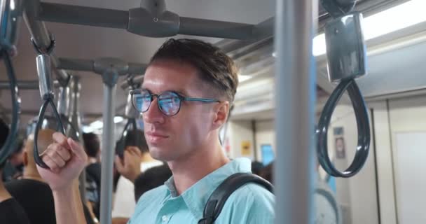 Manliga Glasögon Ryggsäck Tillbaka Grepp Ledstång Tunnelbana Levande Porträttera Vardagliga — Stockvideo
