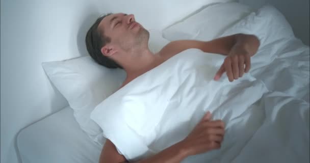 Alvó Ember Fehér Ágyneműn Hátat Fordít Pihenés Megtestesítője Egyszerű Cselekedet — Stock videók