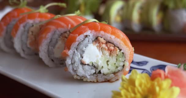 Suşi Seti Tabakta Asya Yemeği Japon Suşisi Beyaz Tabakta Yuvarlanıyor — Stok video
