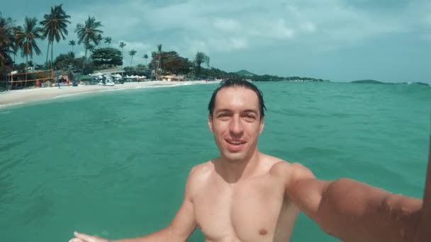 Giovane Prende Selfie Macchina Fotografica Tuffarsi Sotto Onda Grande Oceano — Video Stock