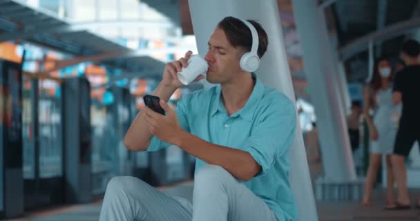 Tren Beklerken Kulaklık Takan Adam Telefonda Oyun Oynuyor Millennial Hevesle — Stok video