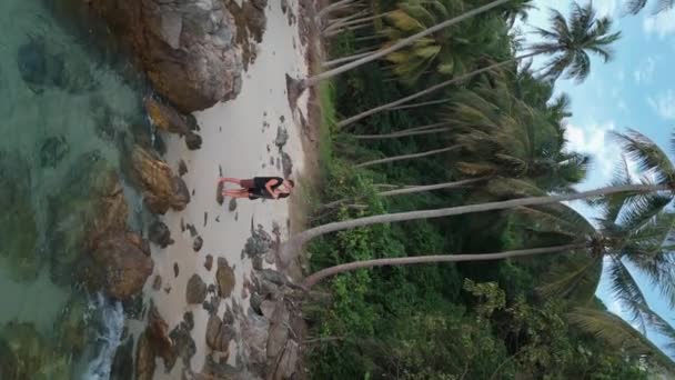 Erkek Kız Tropikal Adanın Kumlu Sahilini Avuçlarının Içinde Suyla Sarmış — Stok video