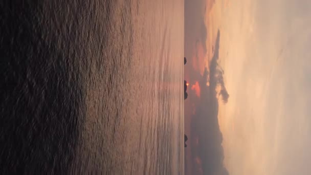 Vol Par Drone Dessus Océan Contre Les Montagnes Coucher Soleil — Video